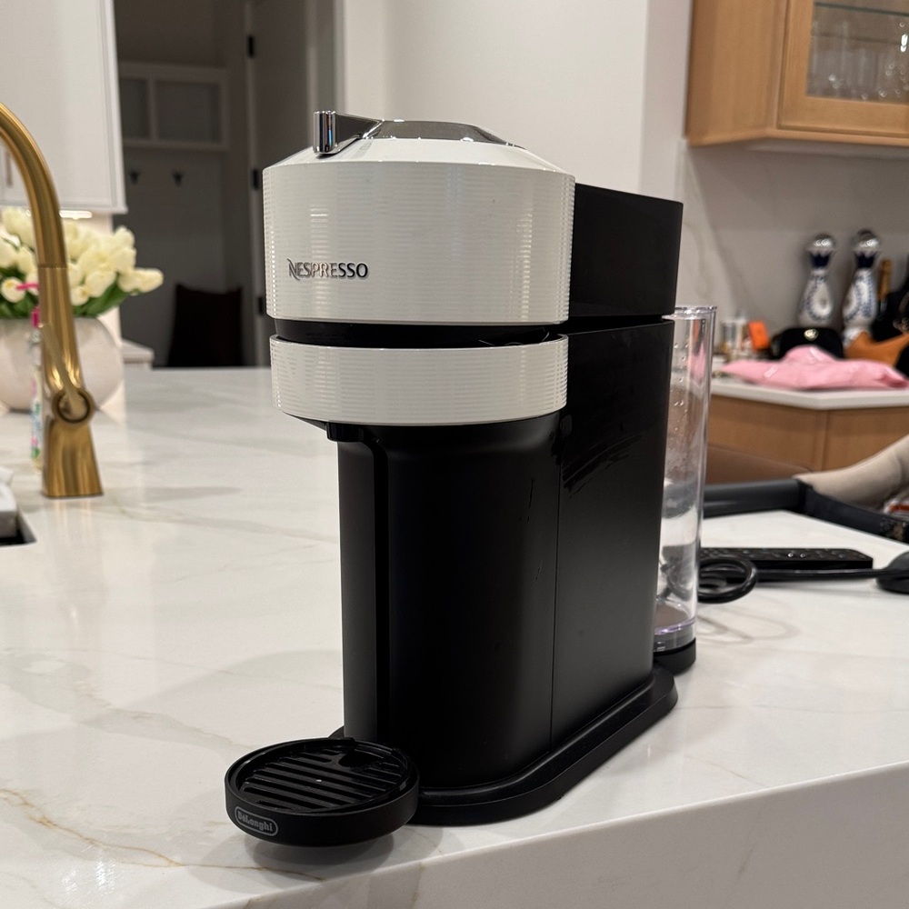Nespresso by De'Longhi Vertuo Next Coffee and Espresso Machine - Picture 2 of 7